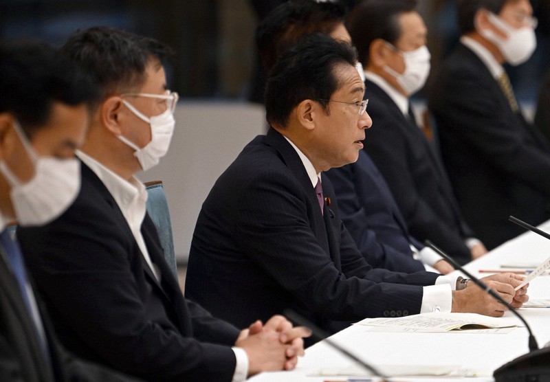 新型コロナウイルス感染症対策本部の会合で発言する岸田文雄首相(中央)=首相官邸で2022年9月2日午前9時32分、竹内幹撮影
