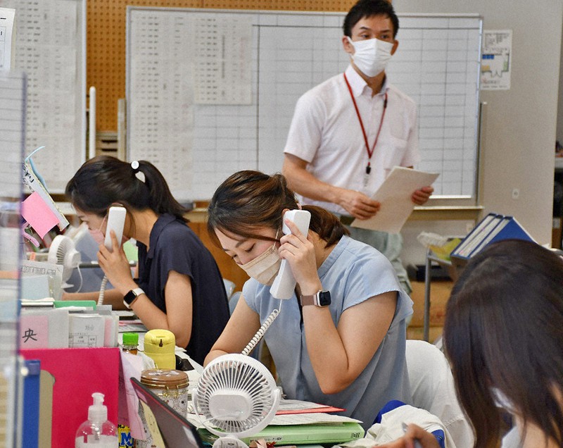 新型コロナウイルス感染者の対応に追われる保健所の職員=長崎県佐世保市で2022年8月26日午後3時38分、城島勇人撮影