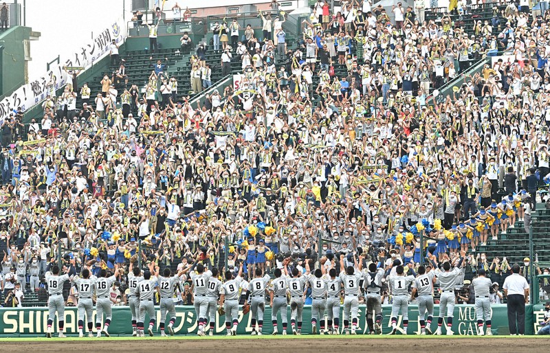 第104回全国高校野球選手権大会で優勝した選手があいさつに向かい盛り上がる仙台育英のアルプス席=阪神甲子園球場で2022年8月22日、津村豊和撮影