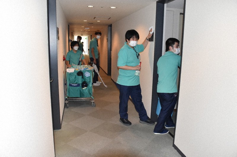 四国電力の研修施設の清掃をする「よんでんプラス」の社員=高松市屋島西町で2022年8月19日午後2時44分、川原聖史撮影