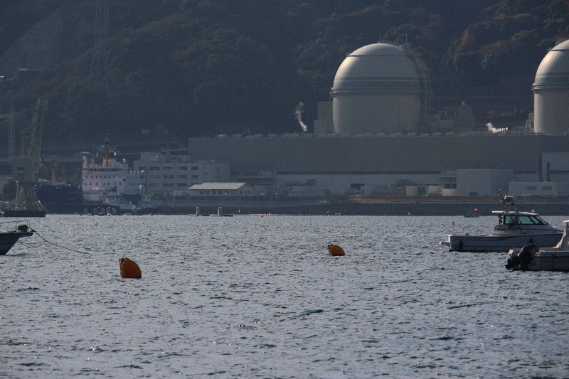 MOX燃料を積んでフランスから高浜原発に接岸した輸送船(左端)=2021年11月17日午前9時24分、大島秀利撮影