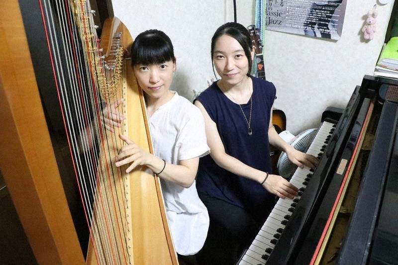 佐世保の双子姉妹 蓮田美和さん、美音さん ハープとピアノでコンサート