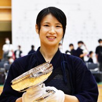 皇后杯を手に笑顔を見せる末永＝奈良県橿原市のジェイテクトアリーナ奈良で2022年9月4日、加古信志撮影