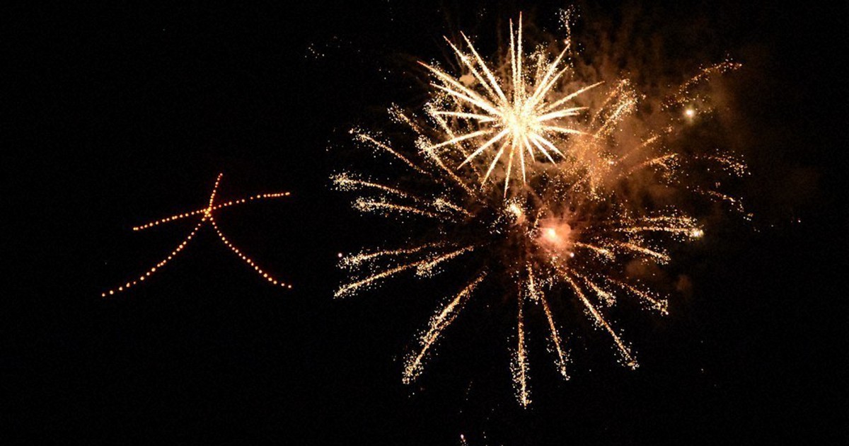 大 の字と花火 3年ぶり共演 秋田 大館で送り盆行事 毎日新聞