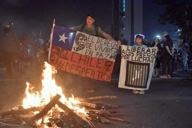 チリ新憲法案の国民投票 反対多数で否決 賛成派の一部が暴徒化 毎日新聞