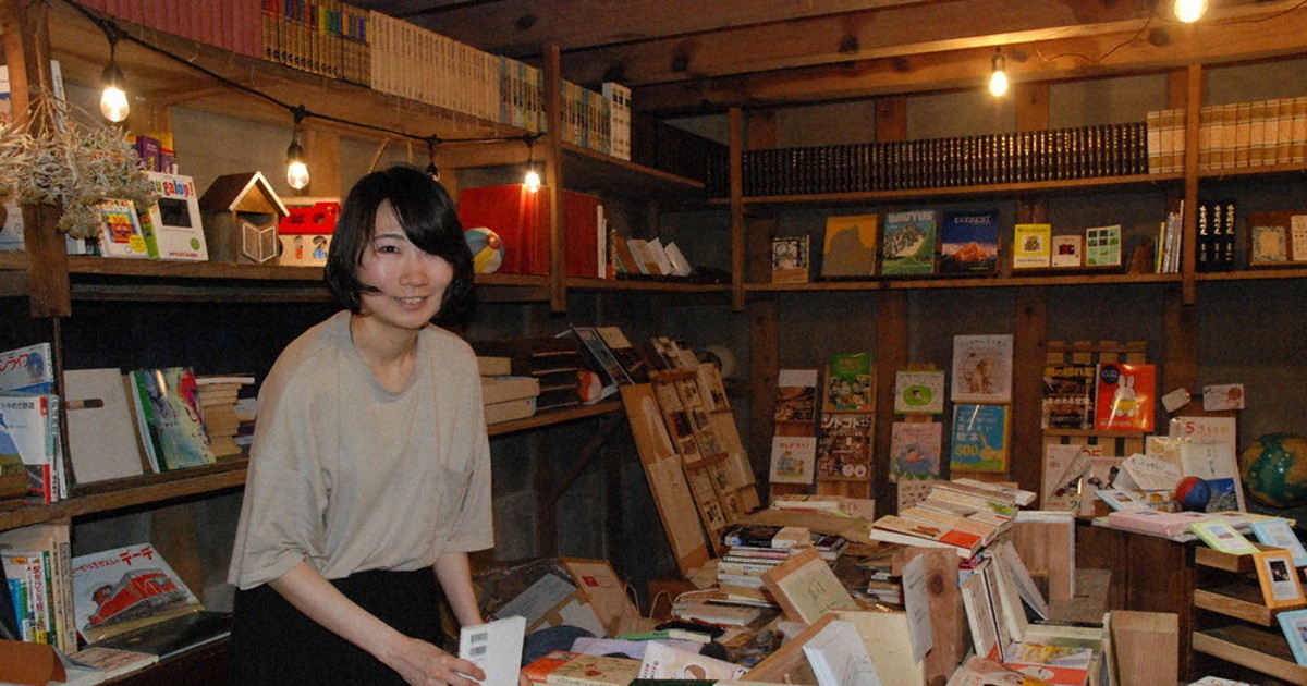 本屋のない町、新潟・出雲崎 移住の29歳、土蔵改装し古書店 | 毎日新聞
