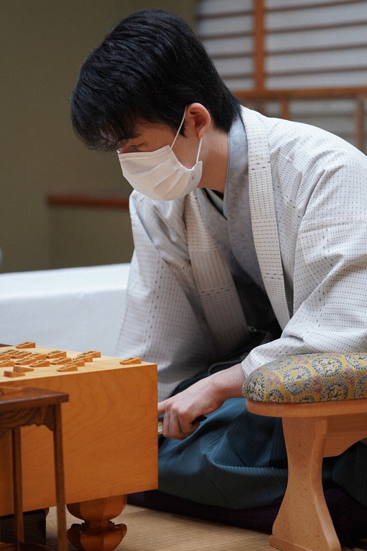 王位戦七番勝負第5局に臨む藤井聡太王位=静岡県牧之原市で2022年9月6日(日本将棋連盟提供)