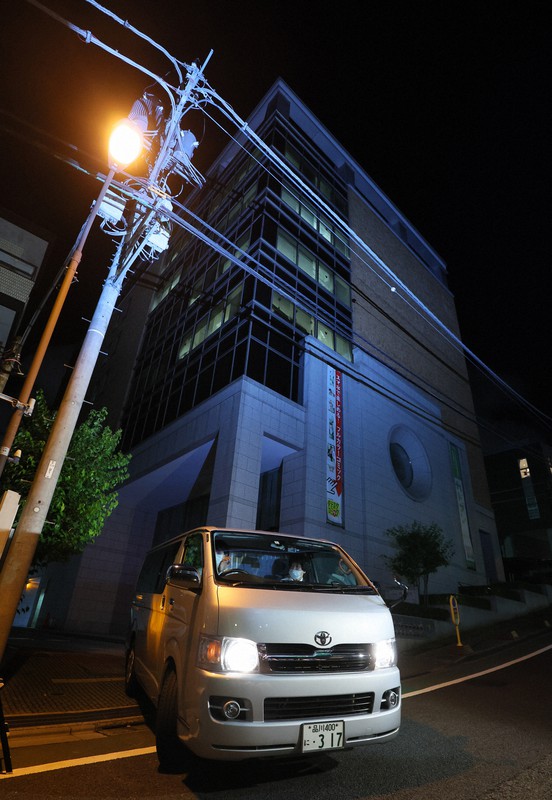 家宅捜索を終え、KADOKAWA本社を出る東京地検の車両=東京都千代田区で2022年9月6日午後7時44分、長谷川直亮撮影