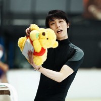 プロ転向後初の公開練習を終え、ライブ配信するカメラにあいさつする羽生結弦さん＝仙台市のアイスリンク仙台で2022年8月10日、貝塚太一撮影