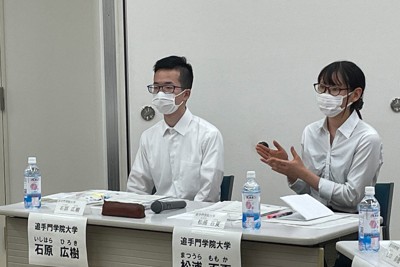 追手門学院大学経済学部の石原広樹さん（左）と松浦百夏さん