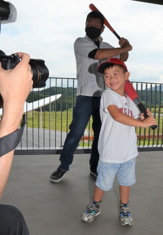 野球のユニホーム姿でカメラの前に立ち、バットを構える子ども=京都府の宇治田原町役場で2022年8月20日午前9時33分、鈴木健太郎撮影