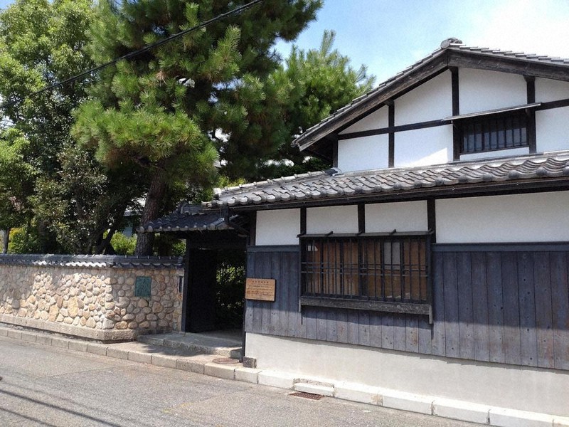 松の木が茂る「富田砕花旧居」=兵庫県芦屋市で、遠藤哲也撮影