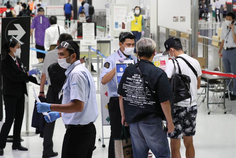 新型コロナウイルスの水際対策が緩和された成田空港で検疫ブースに向かう人たち=2022年9月7日、三浦研吾撮影