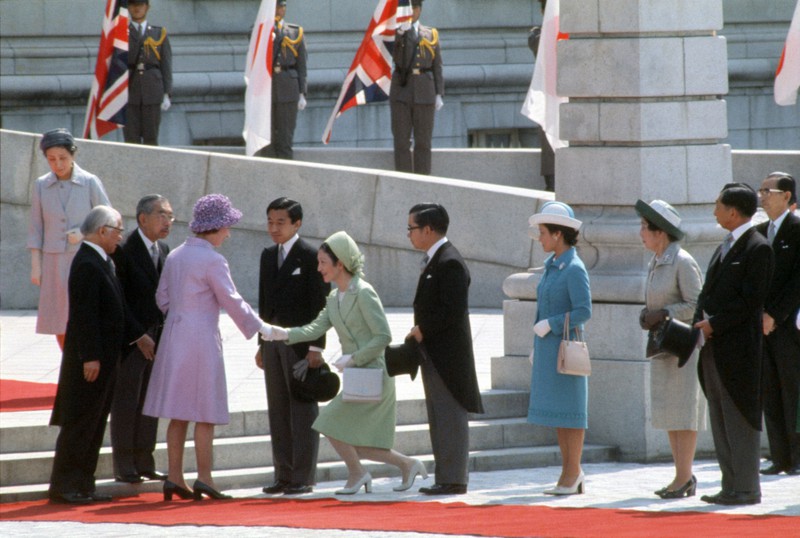 迎賓館での歓迎行事で皇太子妃美智子さまのあいさつを受けるエリザベス女王。女王の左は昭和天皇、右は皇太子さま（いずれも当時）＝東京都港区元赤坂の迎賓館で1975年5月7日