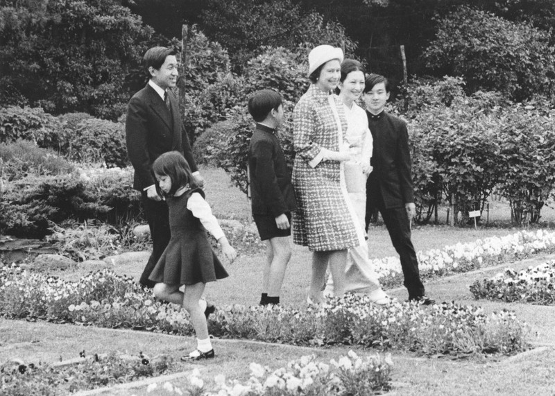 日本の皇室、エリザベス女王と縁深く 上皇さま、戴冠式にも参列 | 毎日新聞