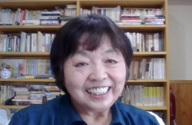 オンライン記者会見（きしゃかいけん）で笑（え）みを浮（う）かべる若竹（わかたけ）千佐子（ちさこ）さん＝7日（なのか）