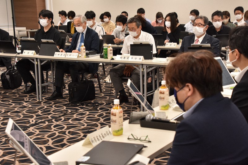 塩野義製薬が開発した新型コロナの軽症者向け飲み薬について、緊急承認適用の可否を議論する薬事・食品衛生審議会薬事分科会と医薬品第2部会の合同会議=東京都千代田区で2022年7月20日、矢澤秀範撮影
