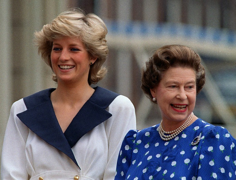 6.英王室【エリザベス/フィリップ】銀婚式ブロンズ希少メダリオン1972 gettyimages-591184417-
