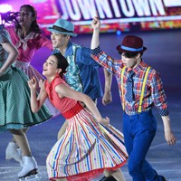 アイスショーに出演する浅田真央さん（中央）ら＝大津市で2022年9月10日、大西岳彦撮影