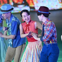 アイスショーに出演する浅田真央さん（中央）ら＝大津市で2022年9月10日、大西岳彦撮影