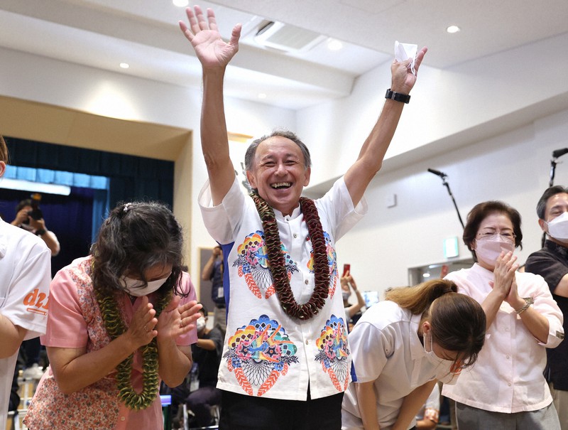 再選を確実にし喜ぶ玉城デニー氏(中央)=那覇市で2022年9月11日午後8時33分、喜屋武真之介撮影