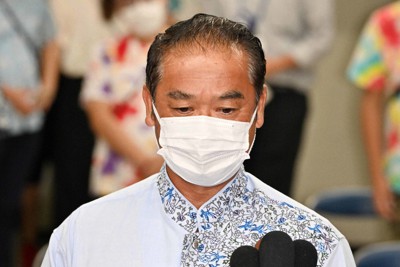 厳しい表情でインタビューに答える佐喜真淳氏＝那覇市で2022年9月11日午後8時18分、平川義之撮影