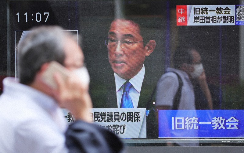 記者会見で旧統一教会問題について説明する岸田文雄首相の映像を流す街頭テレビ=東京都千代田区で2022年8月31日午前11時7分、吉田航太撮影