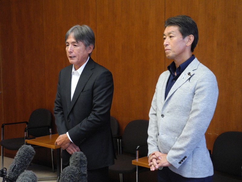 夏の甲子園で母校を応援中、スタンドで喫煙した経緯を説明する井手順雄県議（左）。右は溝口幸治議長＝熊本市中央区の県議会棟で2022年9月12日午後2時20分、野呂賢治撮影