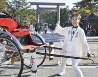 脳梗塞などの病を克服し、人力車夫になった北原美希さん。「車夫は天職です」と笑顔を見せる＝三重県伊勢市の伊勢神宮内宮の鳥居前で2017年11月28日、尾崎稔裕撮影
