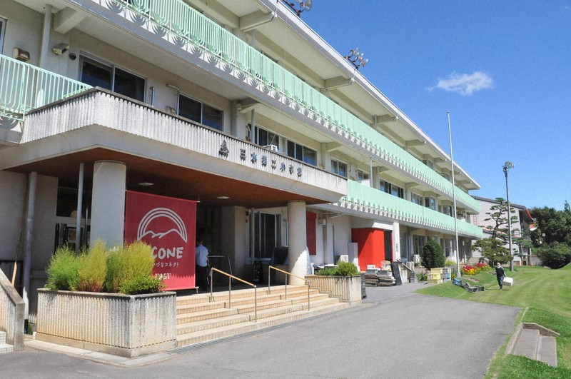 「林檎学校醸造所」のある旧町立小学校の校舎=長野県飯綱町で