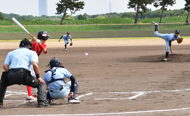 投手の球数を考慮しながら熱戦が続く日本少年野球連盟(ボーイズリーグ)の公式戦=堺市で、伝田賢史撮影