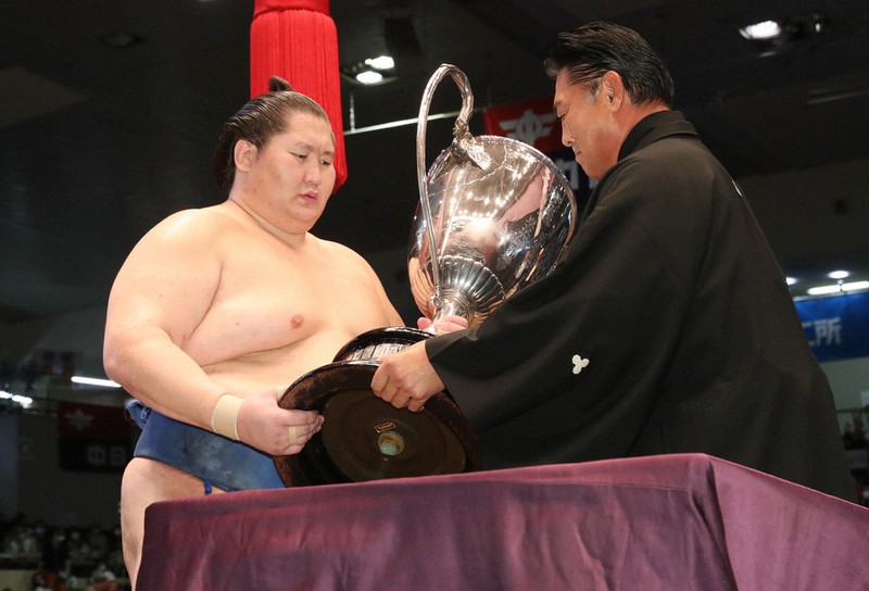 名古屋場所で優勝を果たし、賜杯を受け取る逸ノ城関