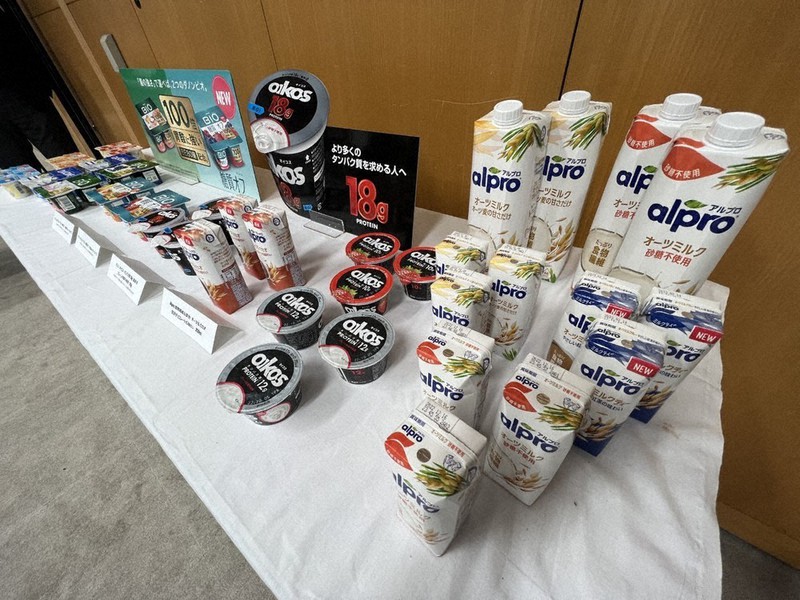 ダノンジャパンはオーツ麦を原料とした植物性ミルク「alpro(アルプロ)」の販売にも力を入れる。栄養素が豊富で、生産工程で環境負荷が低いことが特長だ=東京都千代田区で2022年9月8日、松山文音撮影