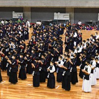 和歌山県内外から多くの小学生剣士が集って開かれた開会式＝和歌山市で2022年9月11日、最上聡撮影