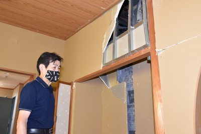 今年3月の地震で客室の壁が崩れた旅館「かんのや」。管野拓雄さんは再建を目指すが、道のりは平たんではない＝福島県相馬市尾浜で2022年9月10日午後2時6分、肥沼直寛撮影