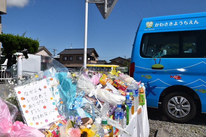3歳児死亡事故で、設けられた献花台=2022年9月、丘絢太撮影
