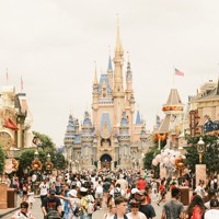 ウォルト・ディズニー・ワールドやディズニーランドには来園者が戻ってきているが、その数は依然としてコロナ前を下回っている＝PHOTO:Zack Wittman for The Wall Street Journal