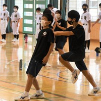 正しい走り方を学ぶ生徒たち＝宇都宮市徳次郎町の市立晃陽中で2022年7月28日午前10時39分、玉井滉大撮影