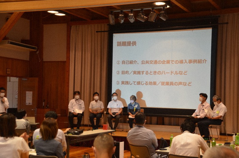 近江鉄道沿線の企業幹部が登壇し、通勤利用促進のアイデアを紹介した=東近江市八日市町で2022年9月15日午後2時41分、伊藤信司撮影