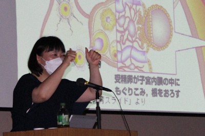 高校生に妊娠の仕組みを解説する産婦人科医の高橋幸子さん＝東京都北区の都立桐ケ丘高校で2022年7月14日午前10時53分、国本愛撮影