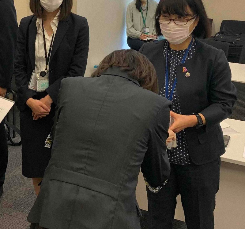 省庁の担当者に要望書と署名を提出する性暴力被害者(手前)=2022年9月16日東京都千代田区で、吉永磨美撮影
