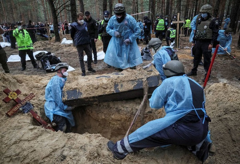 イジューム墓地、調査開始 州内、500超す遺体 ウクライナ 毎日新聞