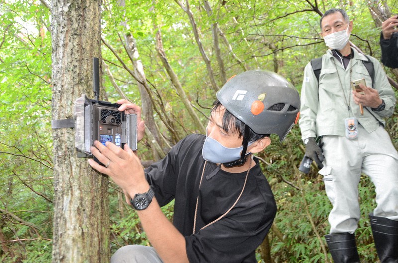 六甲山中に設置された赤外線監視カメラ=神戸市で2022年9月9日午前10時4分、井上元宏撮影