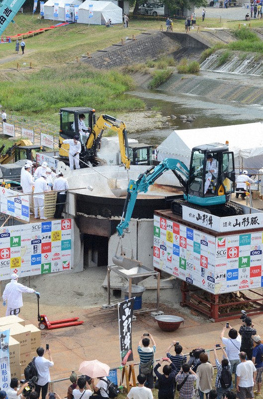 3年ぶり芋煮フェス 巨大鍋3万食、ファンが行列 山形 ／山形 | 毎日新聞