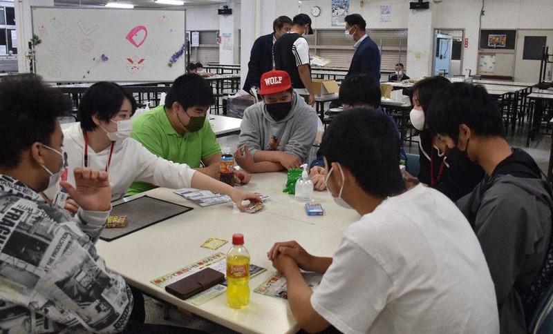 県立市川工業高校で行われている校内居場所カフェ。生徒たちはボランティアの大学生らとカードゲームをしたり、雑談をしたりして過ごす=千葉県市川市で2022年4月28日、真田祐里撮影