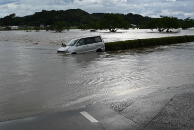 大淀川（奧）の水位が上がり、河川敷駐車場にとめていたとみられる乗用車も水没していた＝宮崎市跡江で2022年9月19日午前7時53分、加藤学撮影