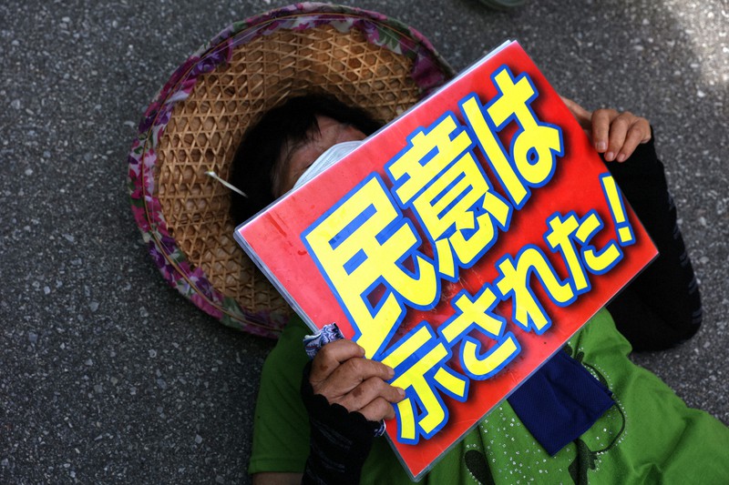 玉城デニー知事が再選した沖縄県知事選の投開票から一夜明け、米軍キャンプ・シュワブのゲート前で名護市辺野古の埋め立て工事に抗議する人たち=沖縄県名護市で2022年9月12日、喜屋武真之介撮影