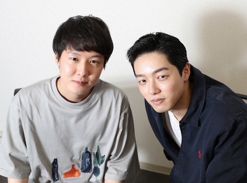 小日向星一(左)と串田十二夜=東京都千代田区で2022年8月16日、三浦研吾撮影
