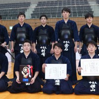 51回目の優勝を決めた中京大の選手たち＝愛知県豊田市で2022年9月19日、黒尾透撮影