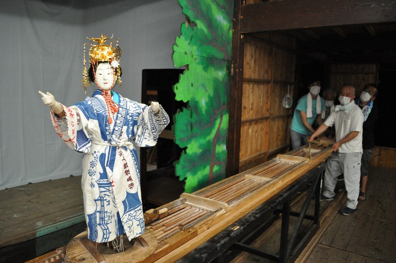 伝統の「燈籠人形」 福岡・八女で3年ぶり おはやしで華麗な舞 | 毎日新聞